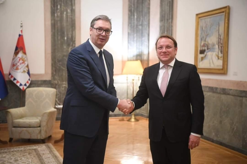 Predsednik Vučić se sastao sa evropskim komesarom za proširenje Varhejijem